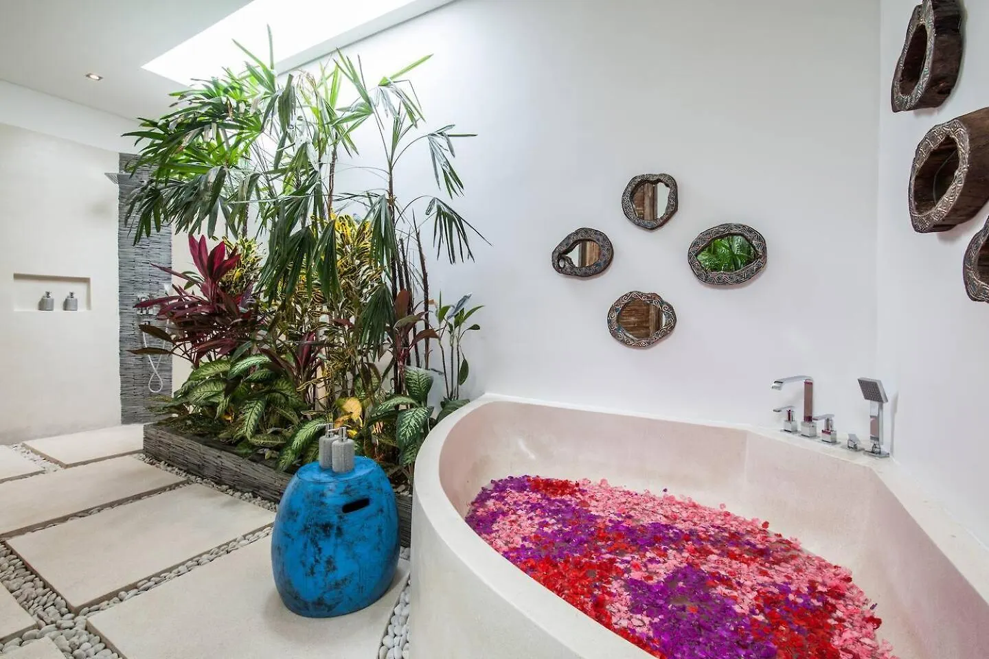 Spacious 4 Bedroom Villa Seminyak Garden And Pool Indonesien