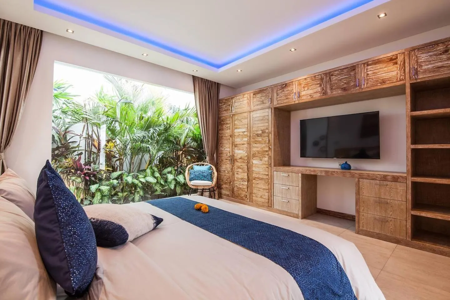 Spacious 4 Bedroom Villa Seminyak Garden And Pool