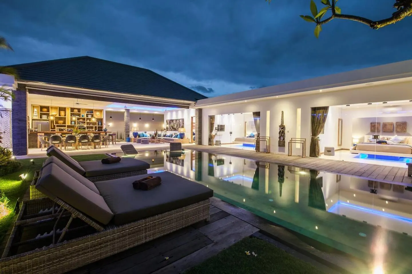 Spacious 4 Bedroom Villa Seminyak Garden And Pool