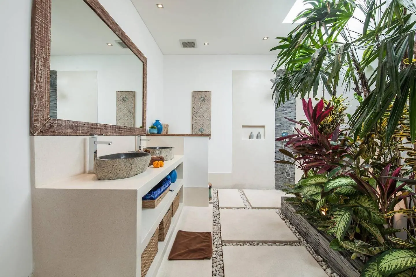 Spacious 4 Bedroom Villa Seminyak Garden And Pool
