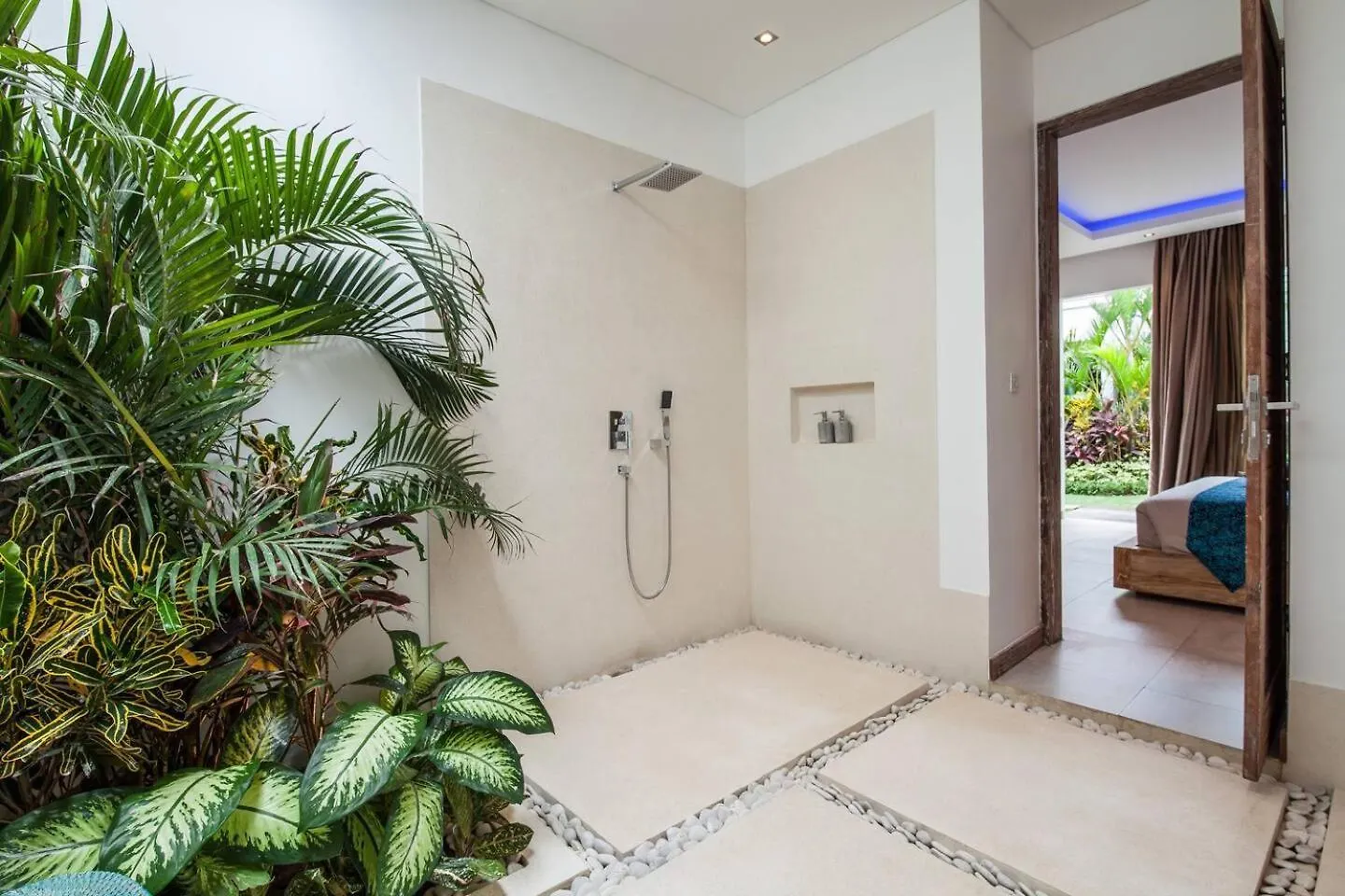 Spacious 4 Bedroom Villa Seminyak Garden And Pool