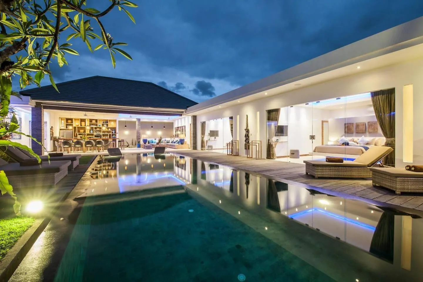 Spacious 4 Bedroom Villa Seminyak Garden And Pool location